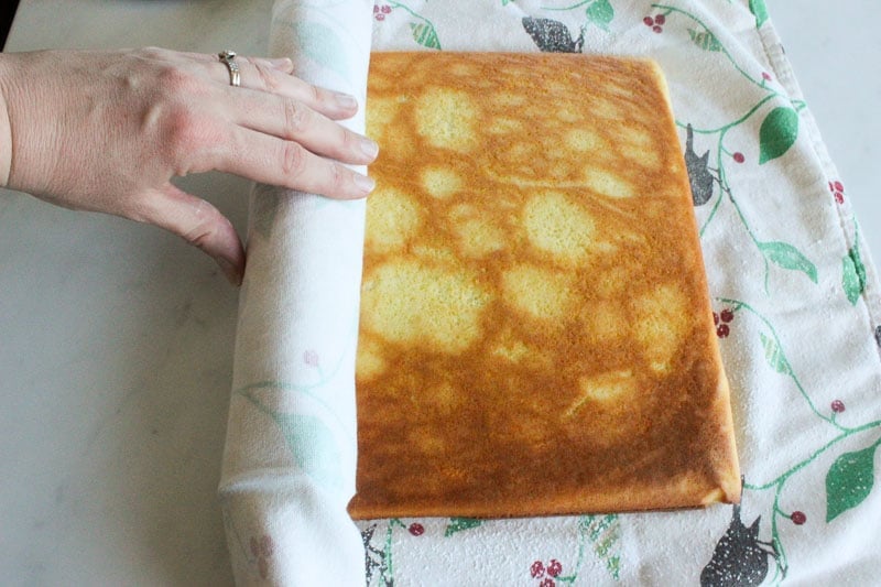 Rolling White Cake Using Dish Towel.