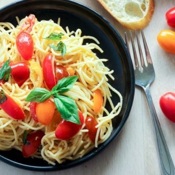 Pasta with fresh tomato sauce on plate